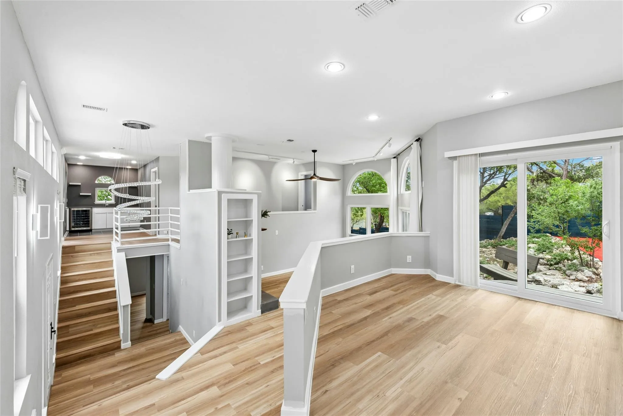 Photo 3 of 304 PALOS VERDES DR