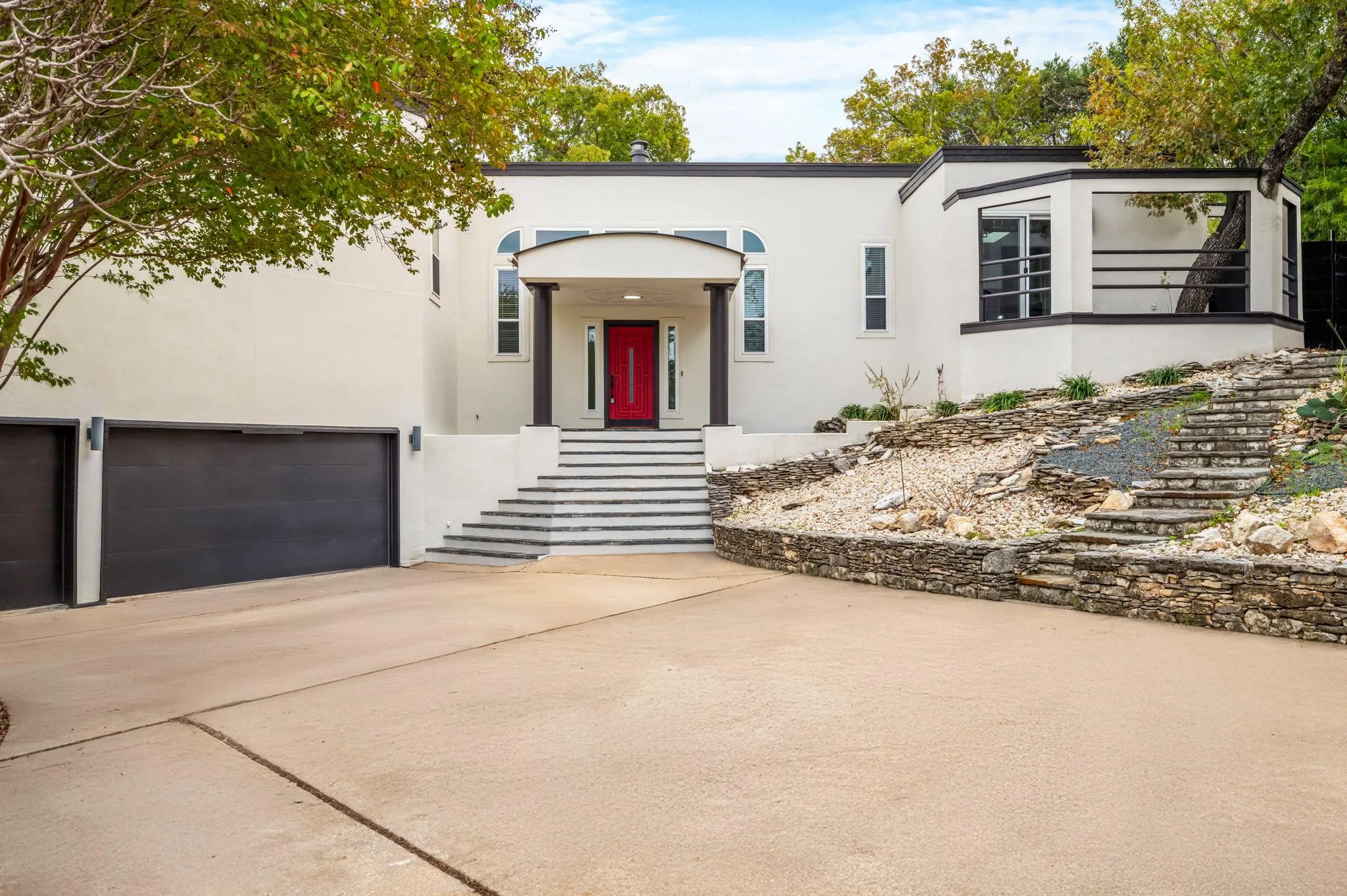 Photo 2 of 304 PALOS VERDES DR
