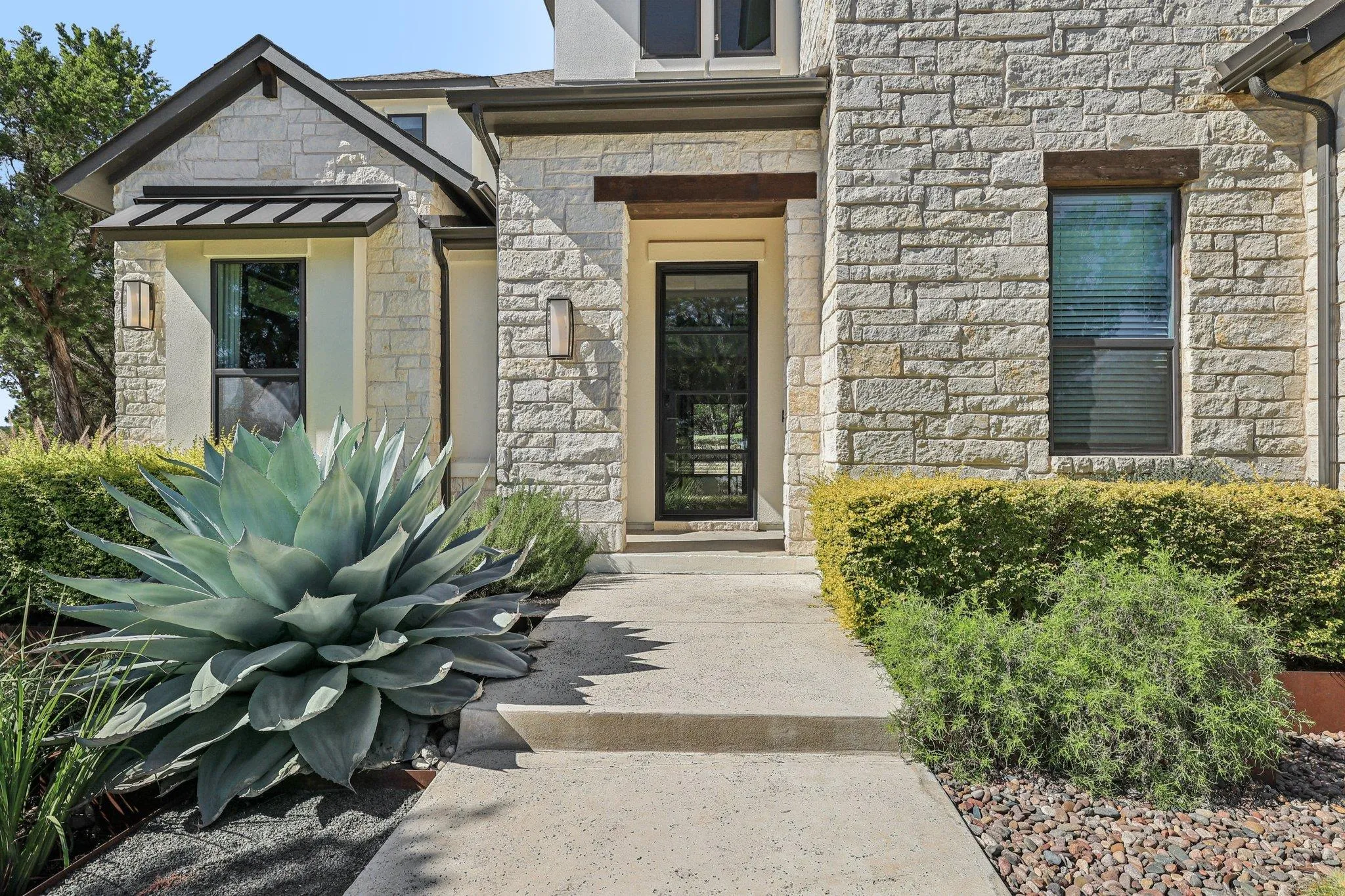 Photo 3 of 19316 SPLENDOR CT