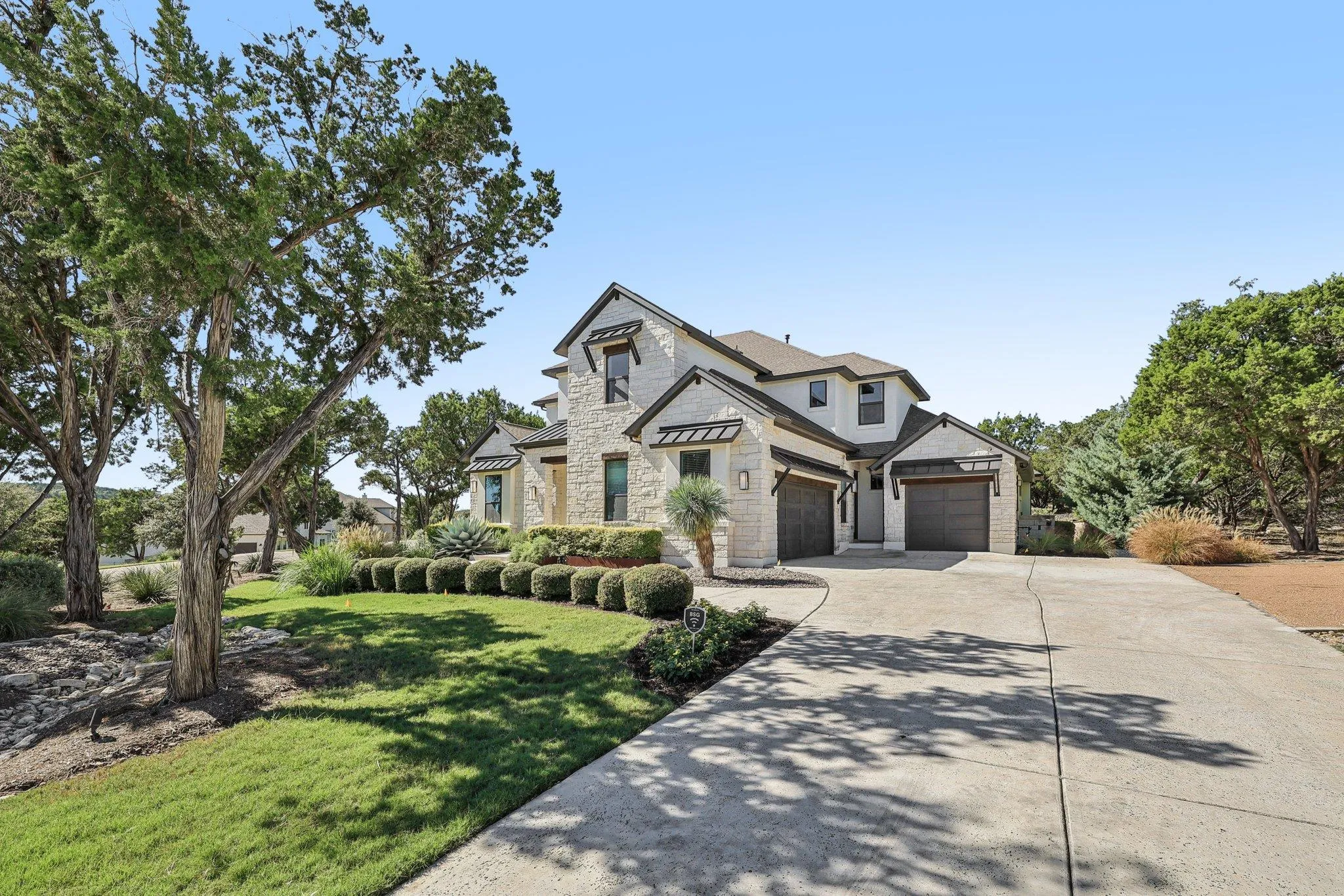 Photo 2 of 19316 SPLENDOR CT