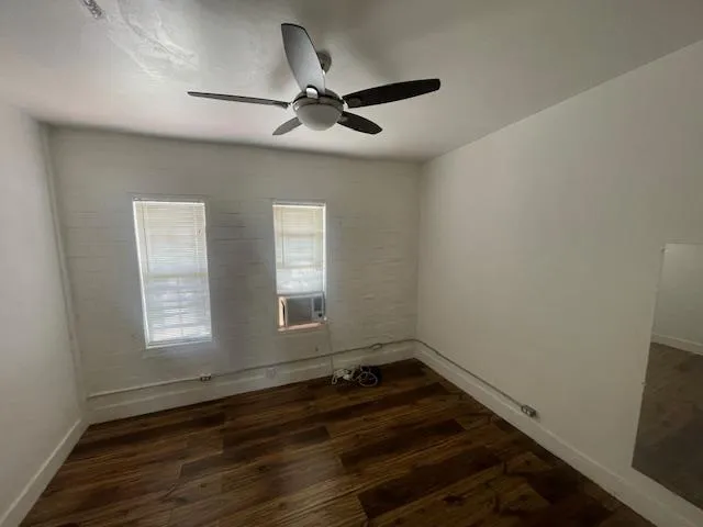 Photo 5 of 1105 E 6TH ST