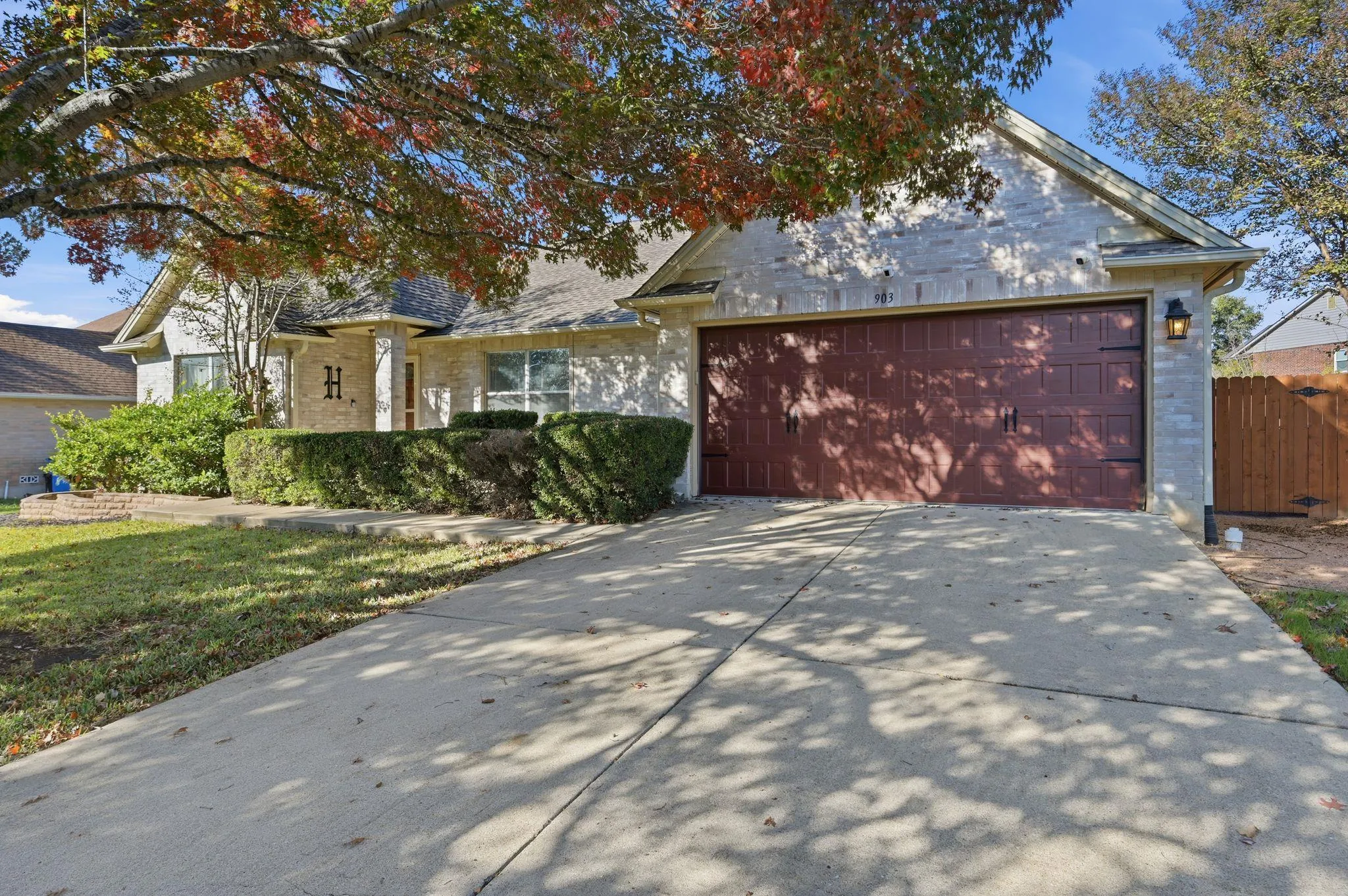 Photo 4 of 903 E OLYMPIC DR
