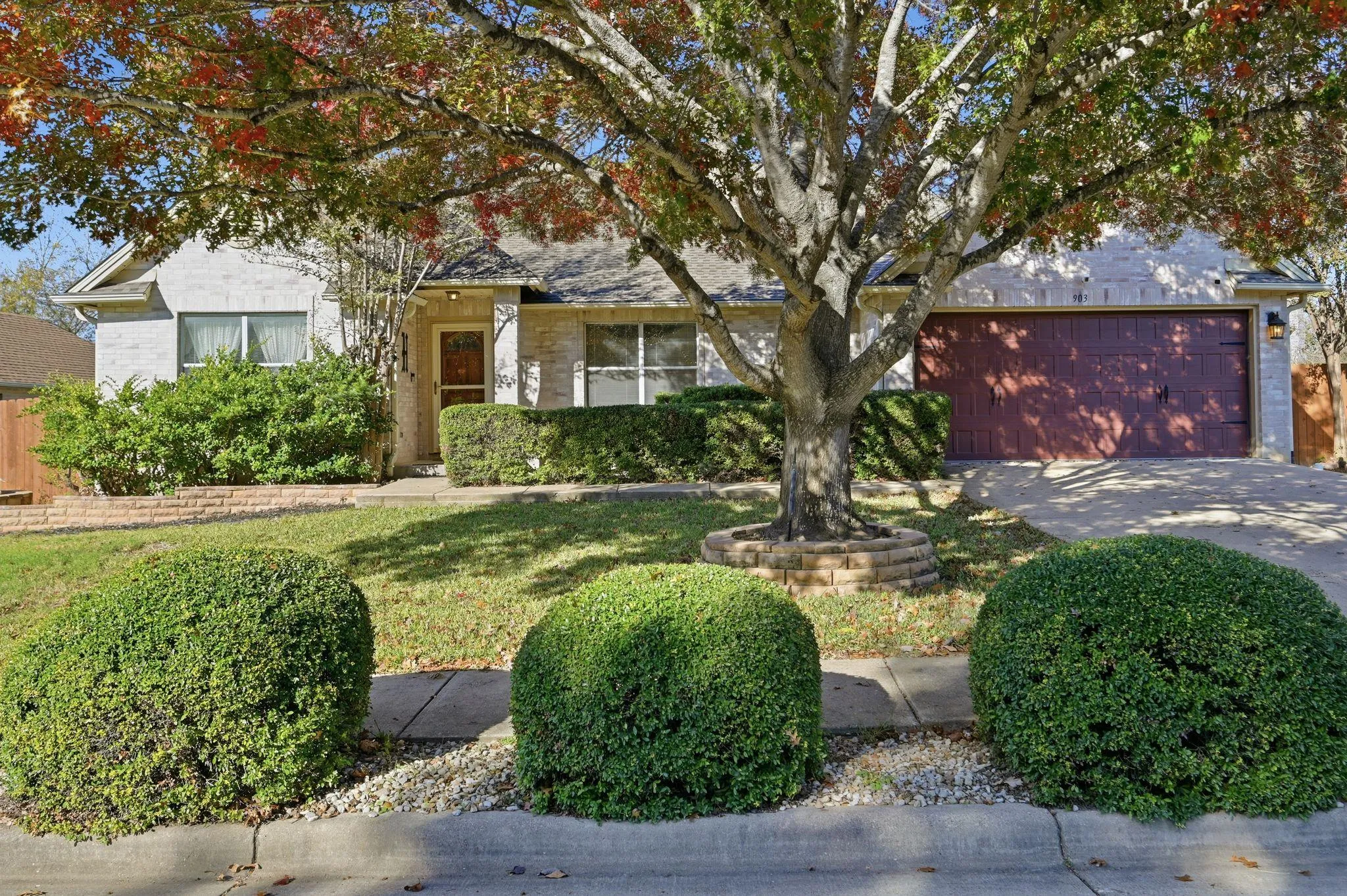Photo 2 of 903 E OLYMPIC DR
