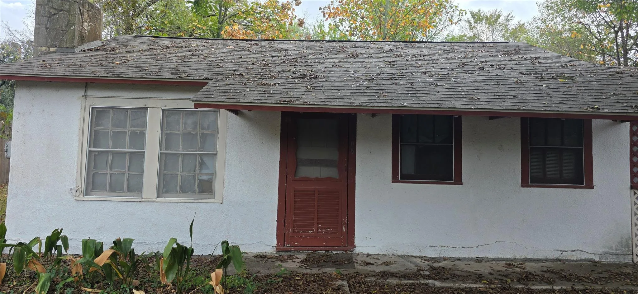 Photo 4 of 105 E WALNUT DR