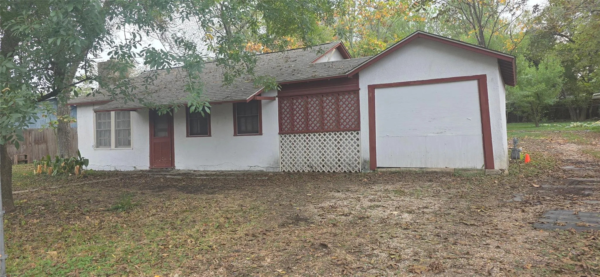 Photo 3 of 105 E WALNUT DR
