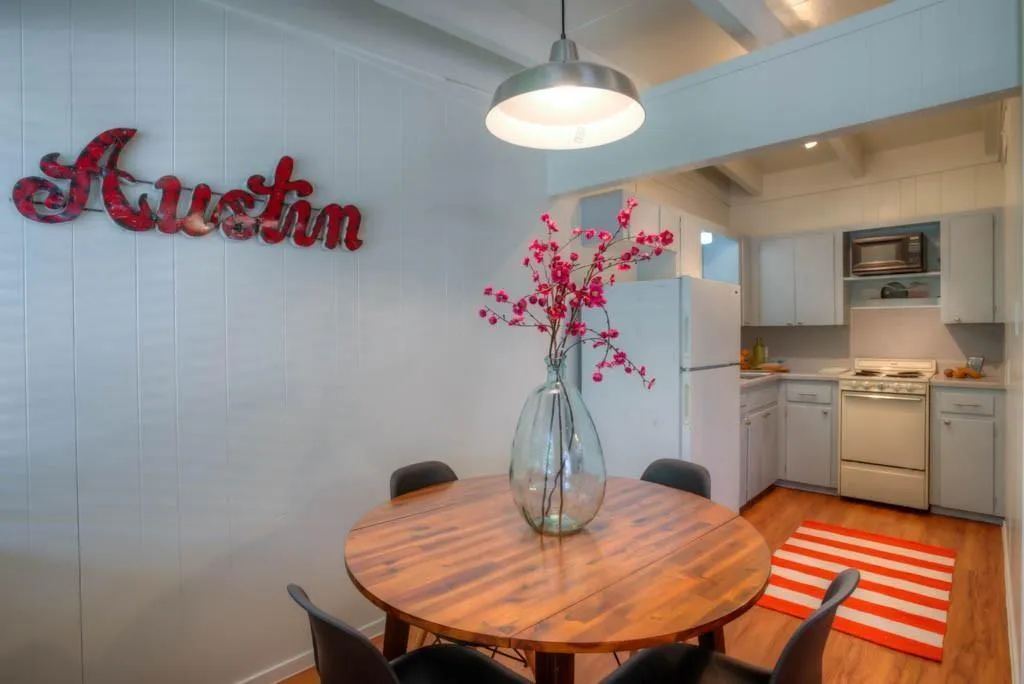 Photo 3 of 3011 WHITIS AVE #101