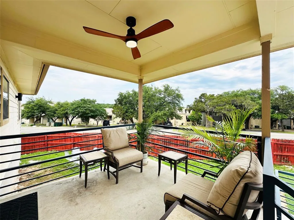 Photo 4 of 18401 LAKELAND DR