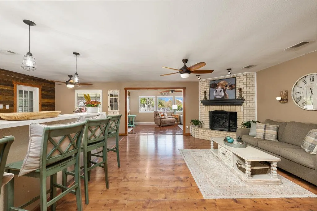 Photo 3 of 1802 BUMBLEBEE DR