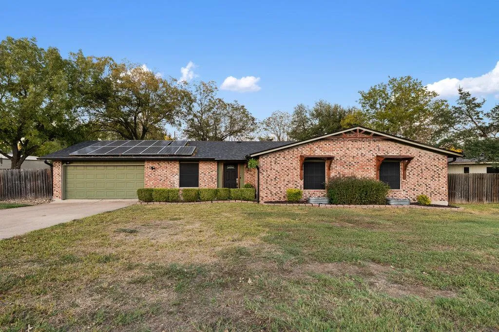 Photo 2 of 1802 BUMBLEBEE DR