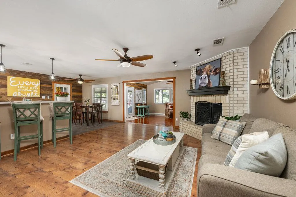 Photo 4 of 1802 BUMBLEBEE DR