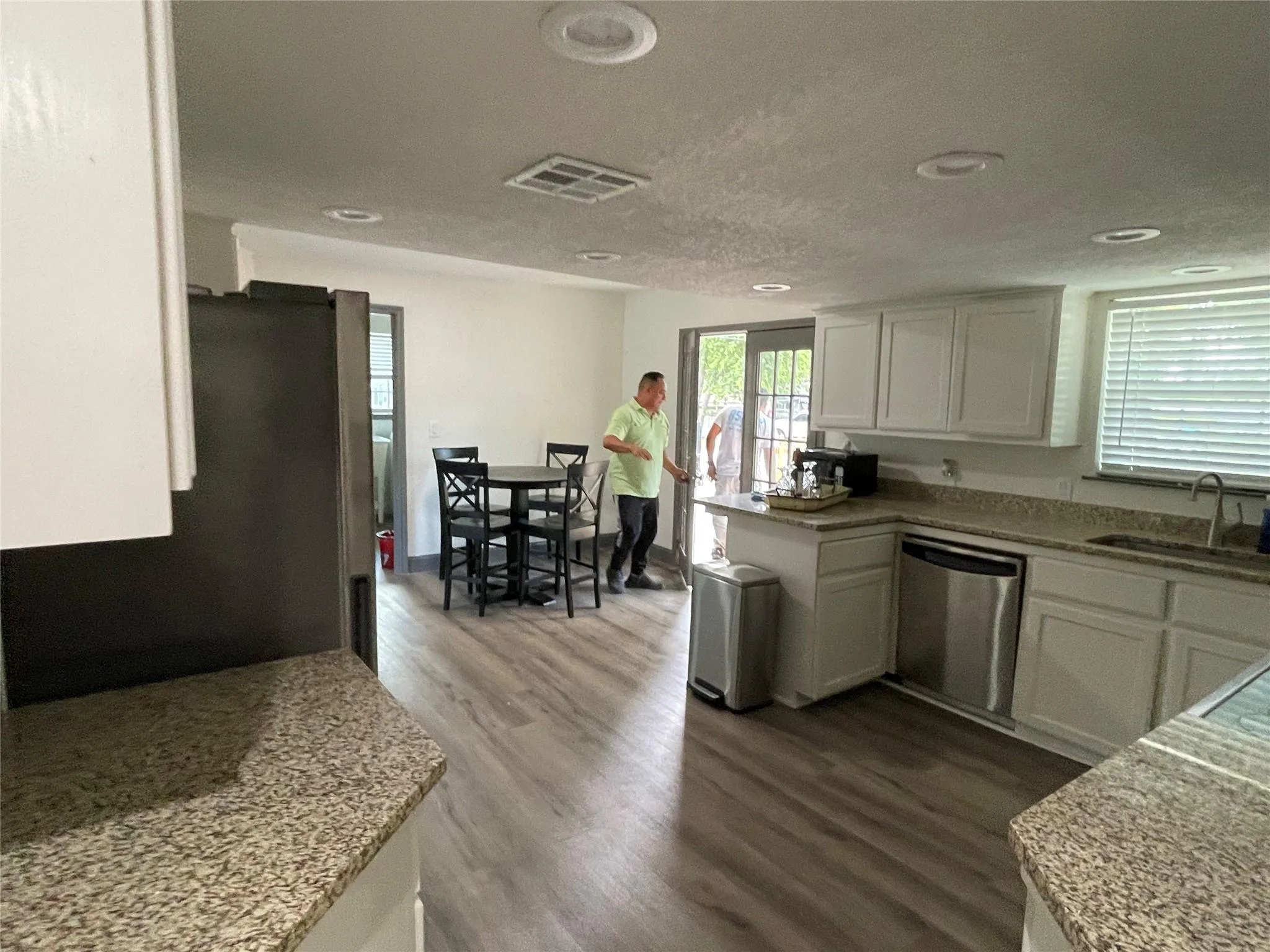 Photo 5 of 3014 MELDRUM ST