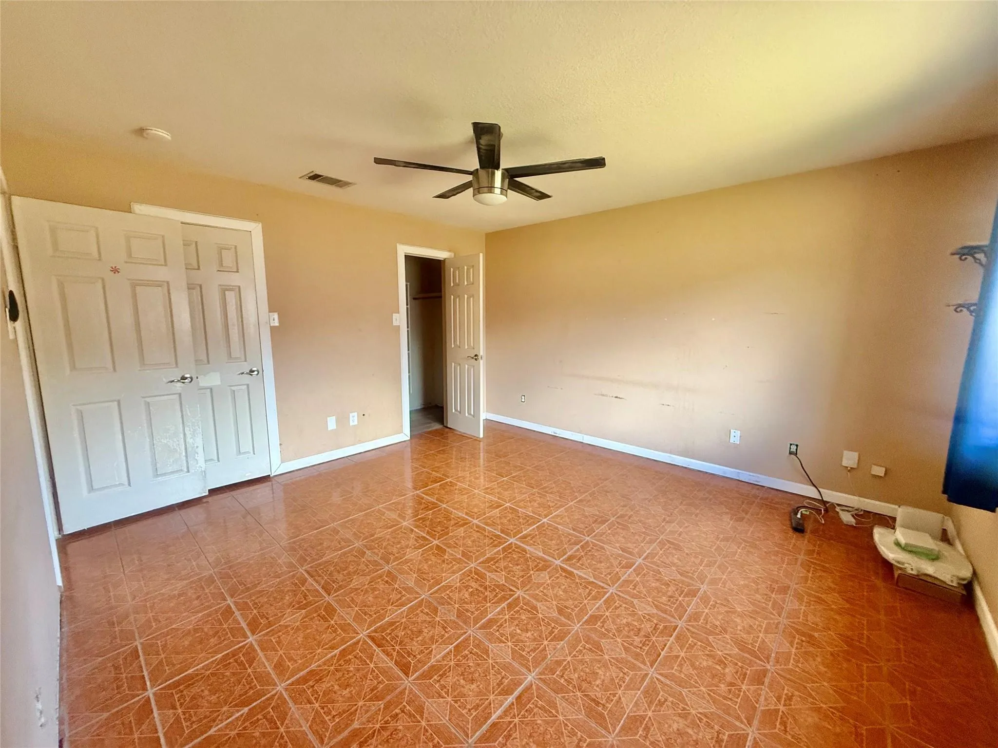 Photo 4 of 305 MAPLE LN