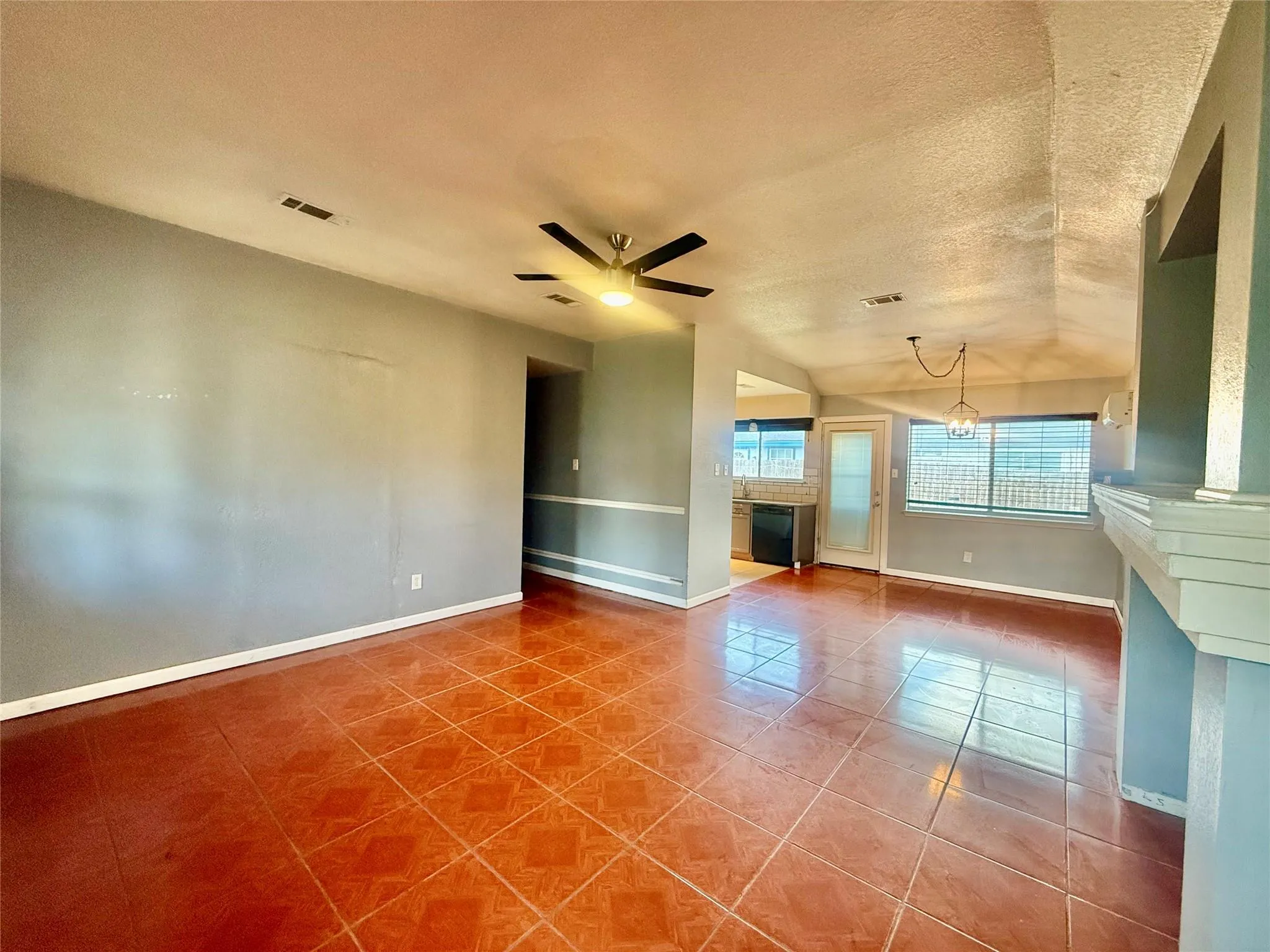 Photo 3 of 305 MAPLE LN
