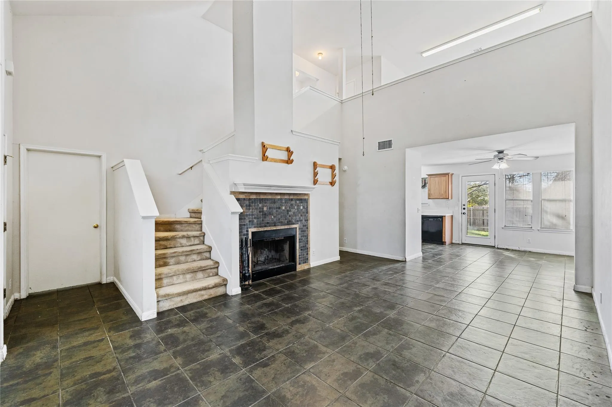 Photo 3 of 600 TOBIN DR