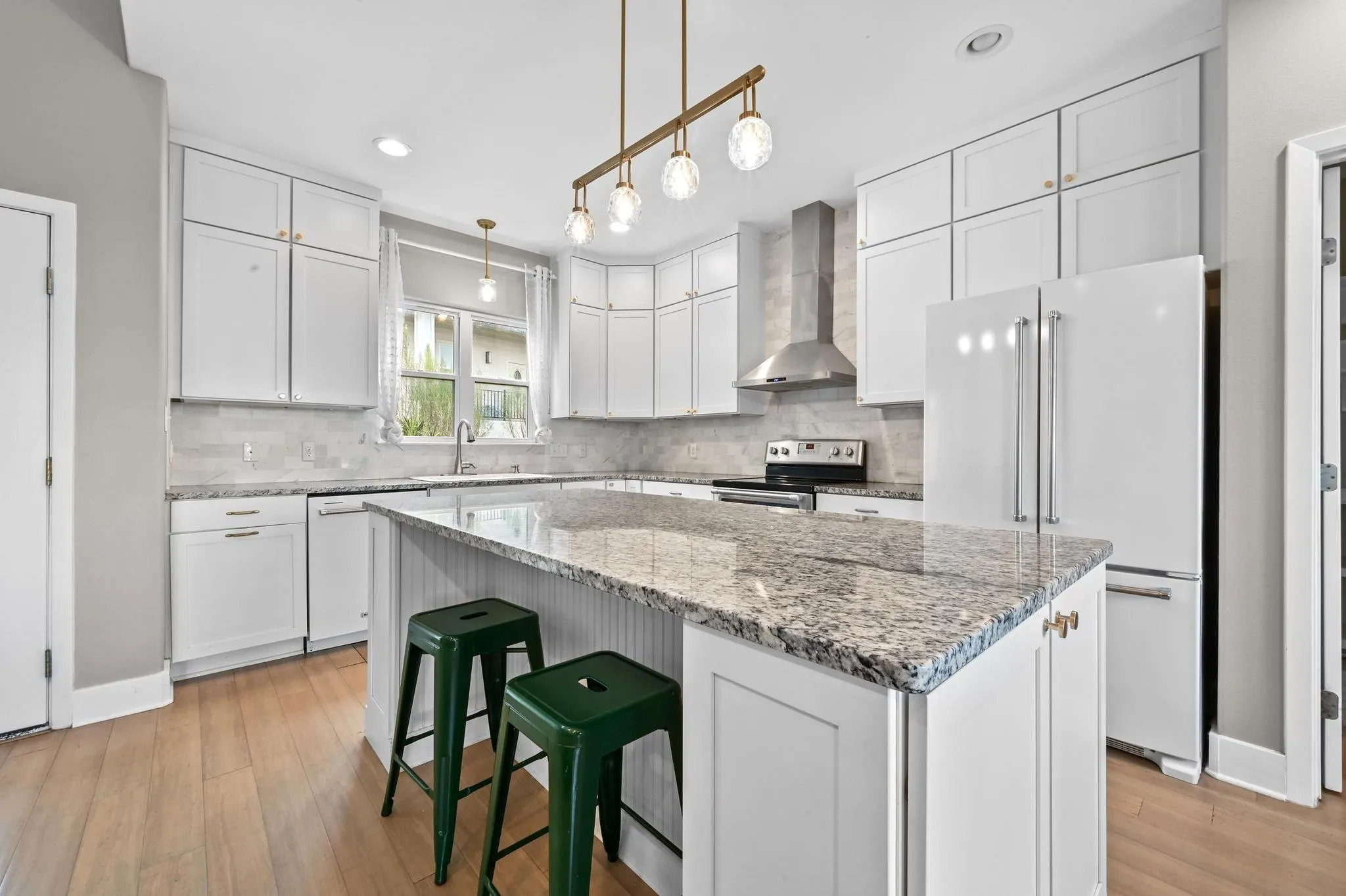 Photo 2 of 17305 LAKE WOOD CIR