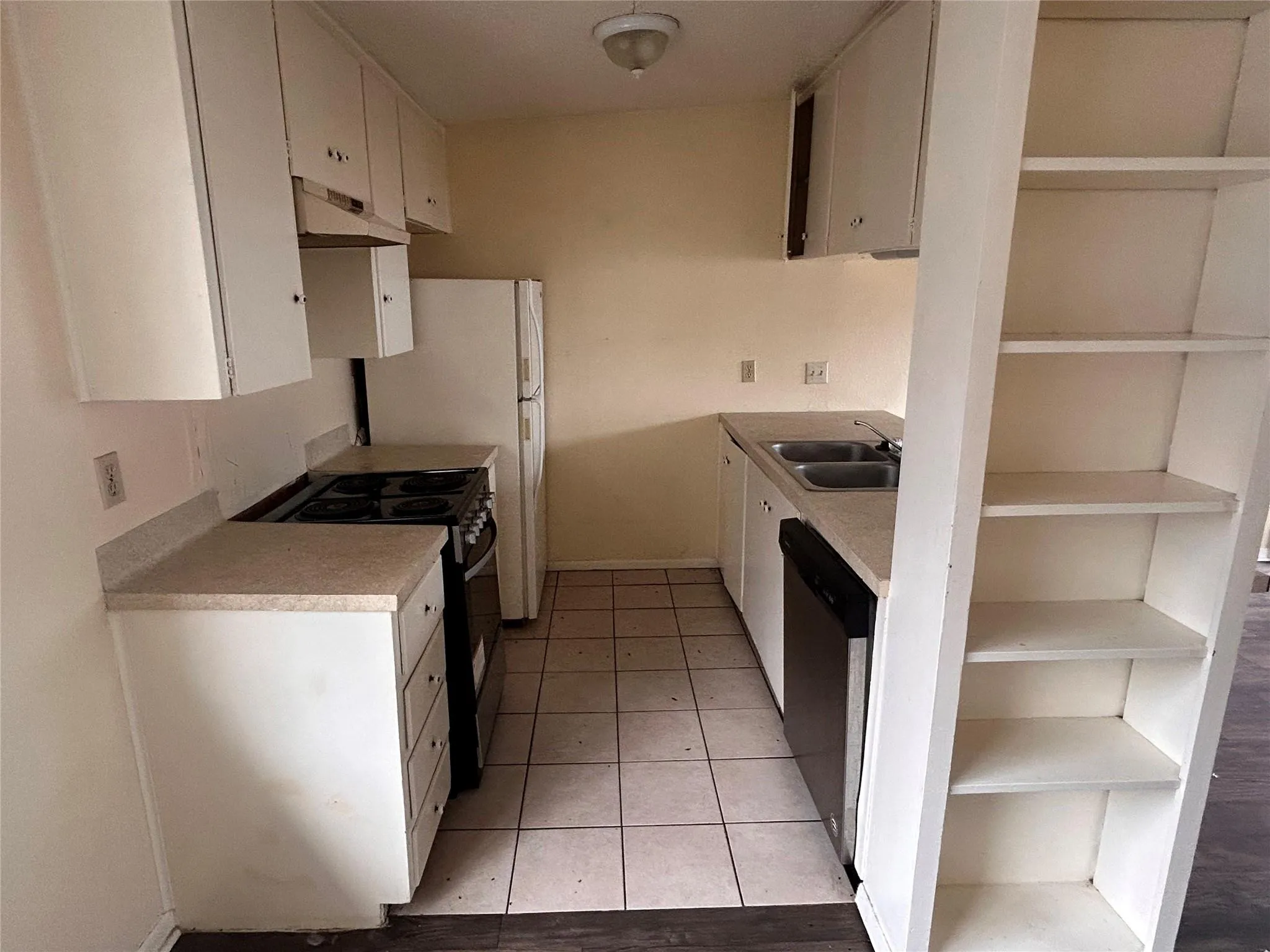 Photo 4 of 2408 LONGVIEW ST #202