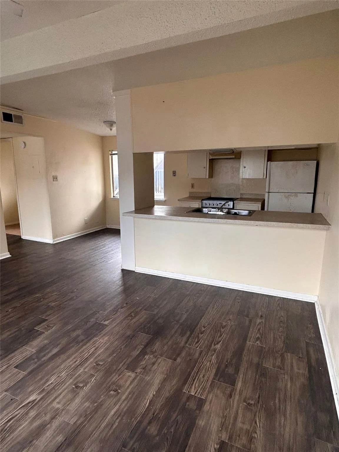 Photo 3 of 2408 LONGVIEW ST #202