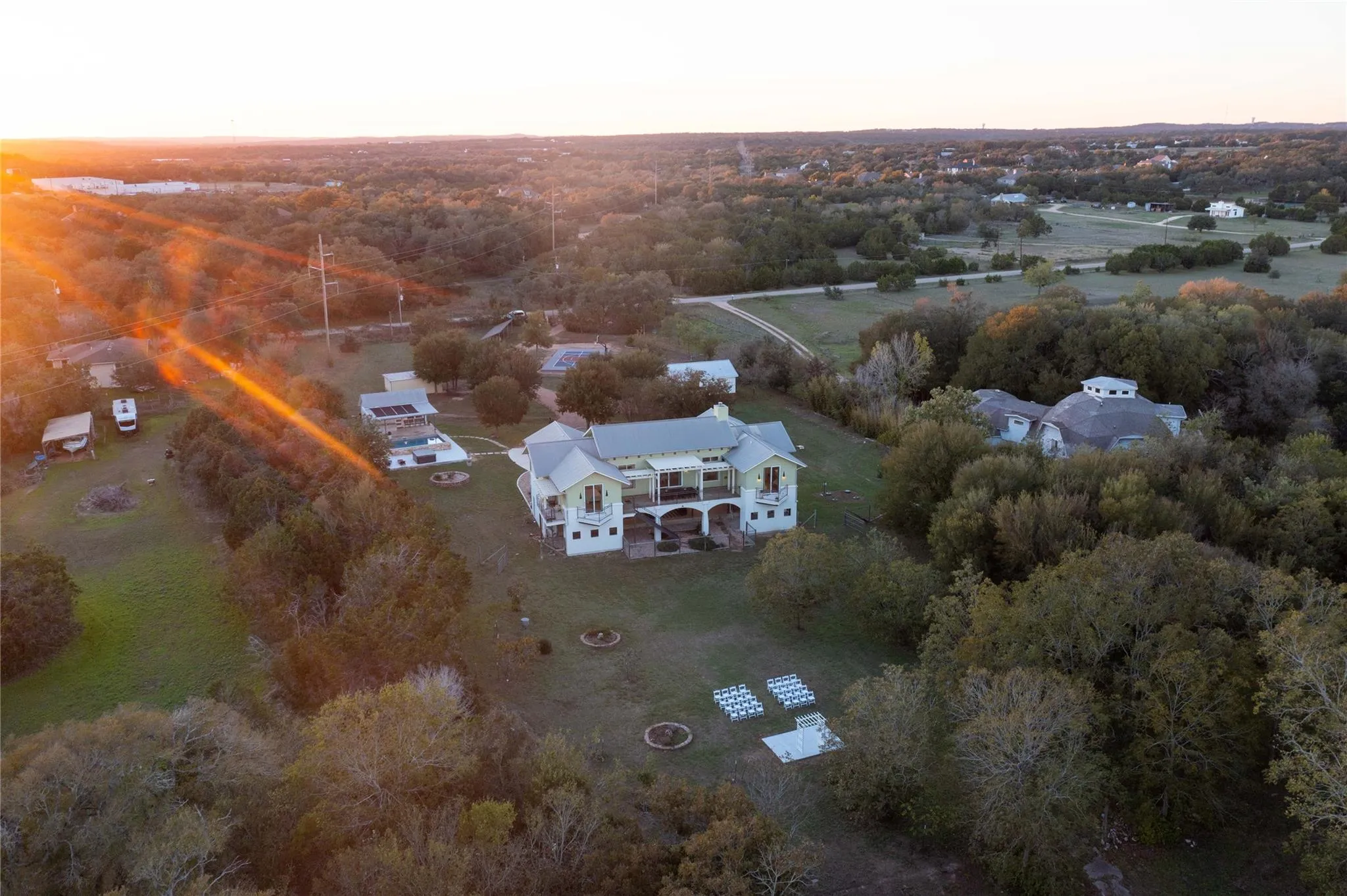 Photo 4 of 609 S CREEKWOOD DR