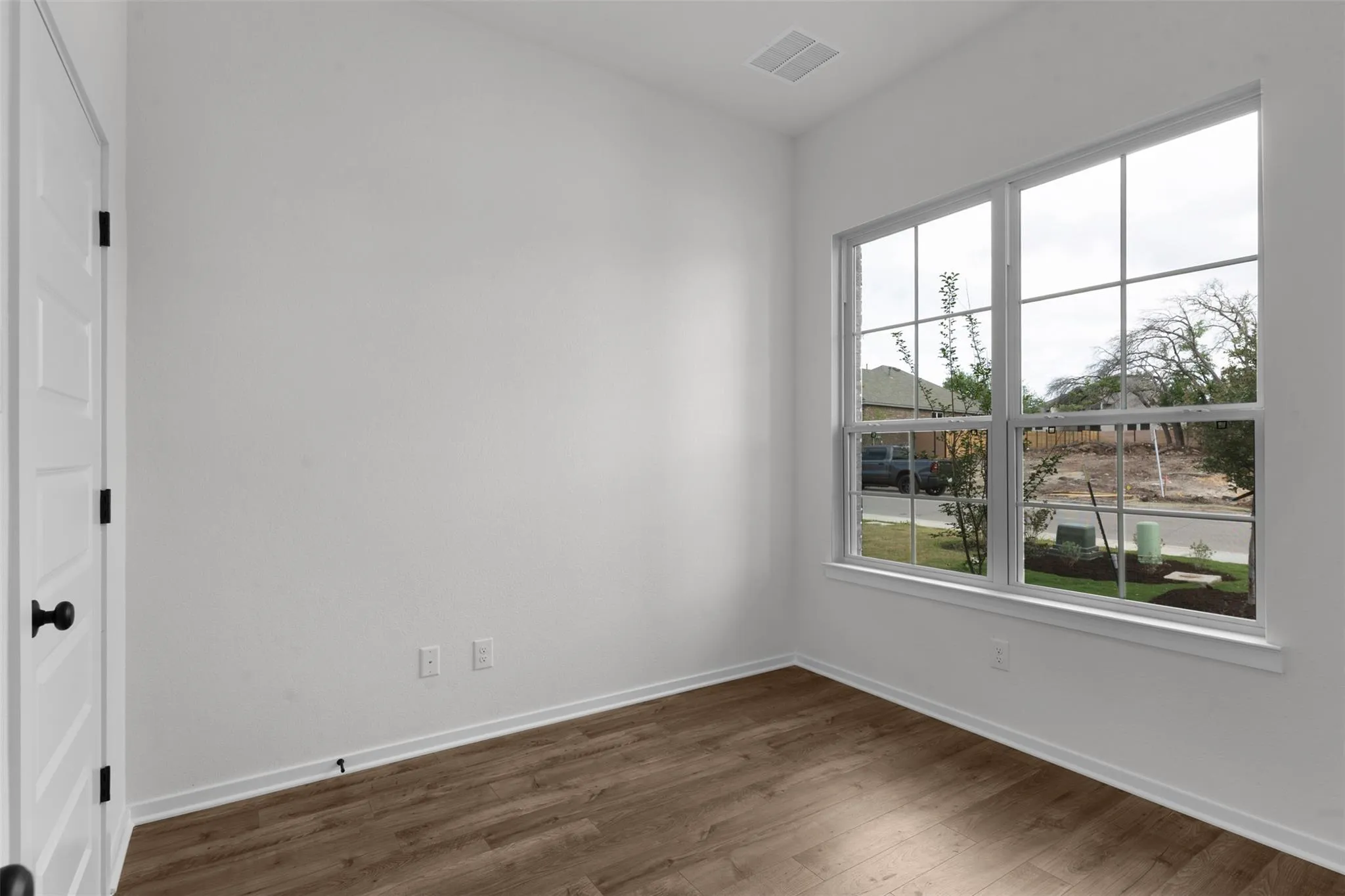 Photo 4 of 405 RALEIGH DR