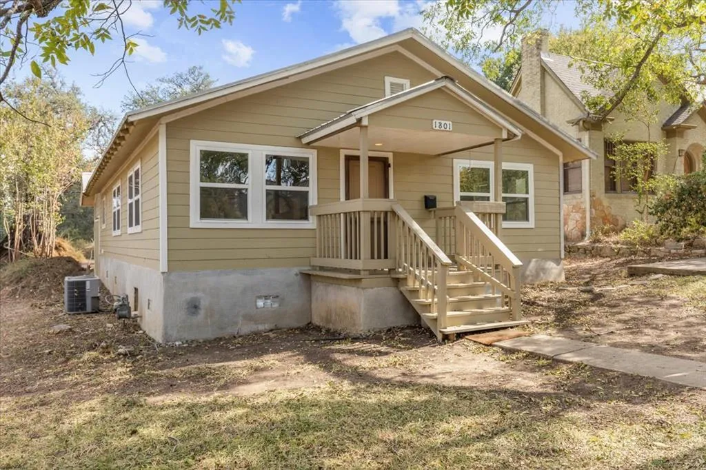 Photo 4 of 1801 TRAVIS HEIGHTS BLVD
