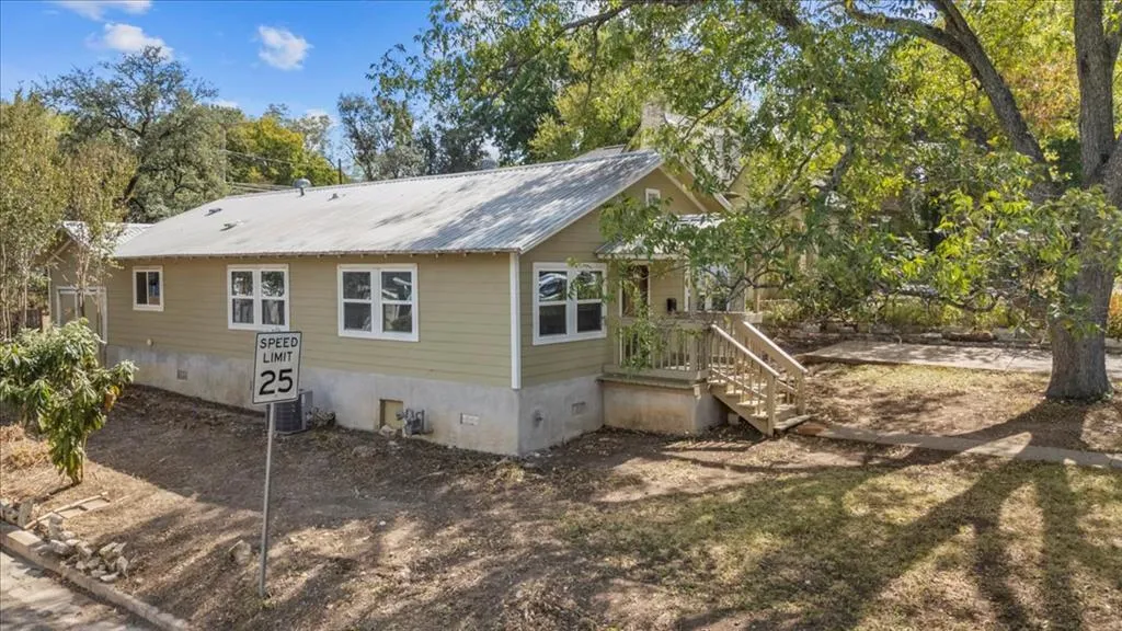 Photo 3 of 1801 TRAVIS HEIGHTS BLVD