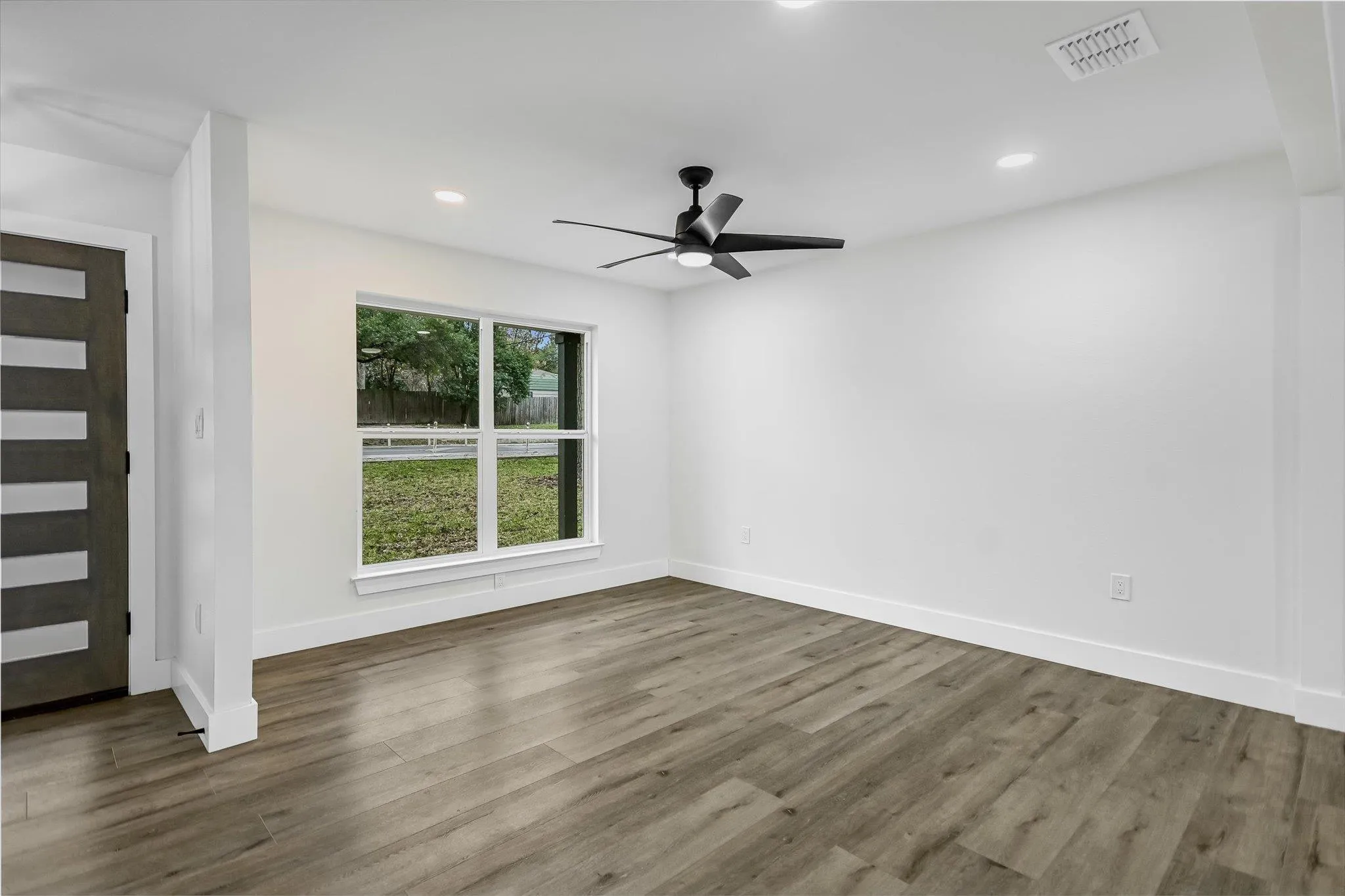 Photo 5 of 2704 LOYOLA LN