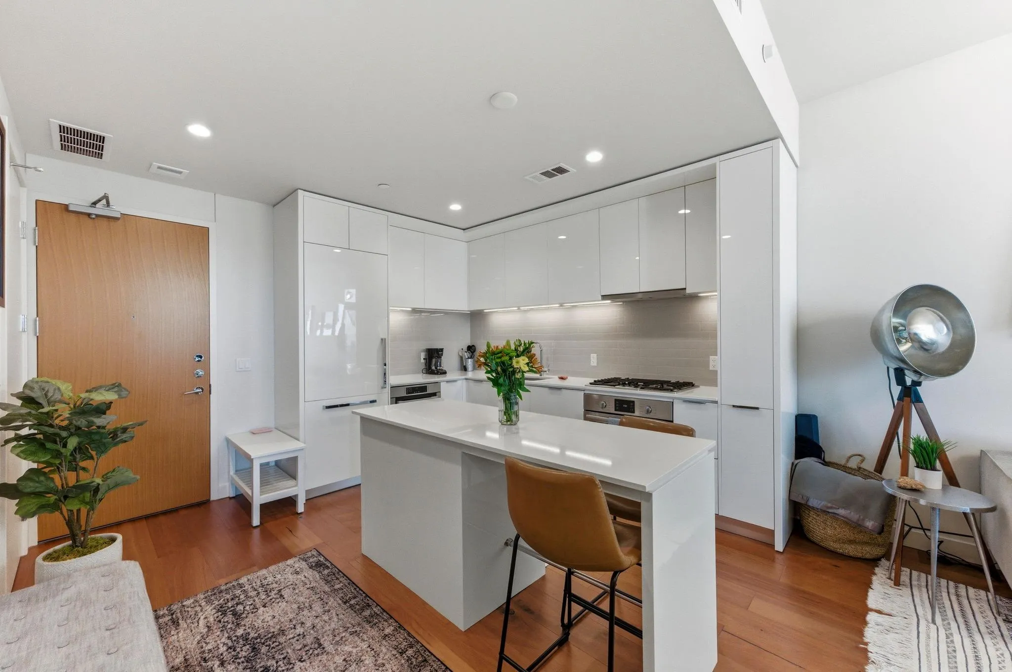 Photo 3 of 44 EAST AVE #1503