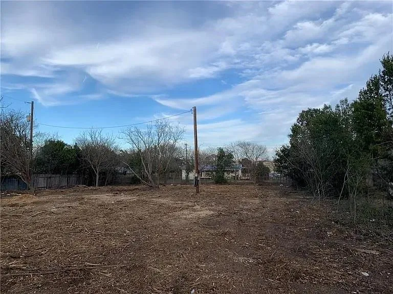 Photo 4 of 1600 S WEST DR