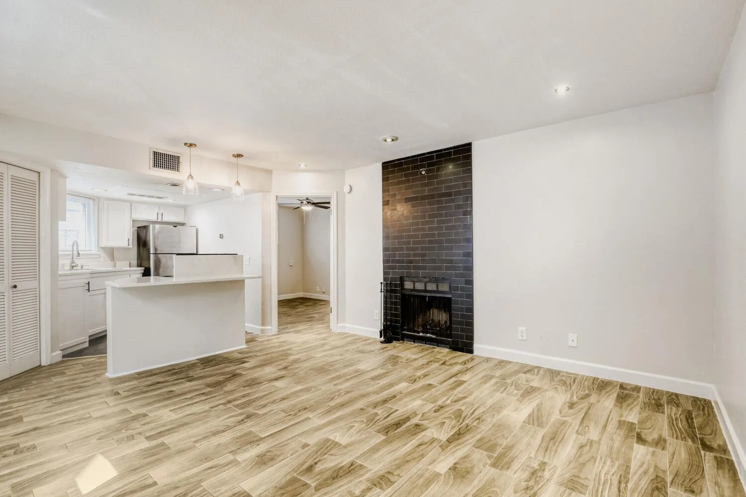 Photo 3 of 1500 WOODLAWN BLVD #105