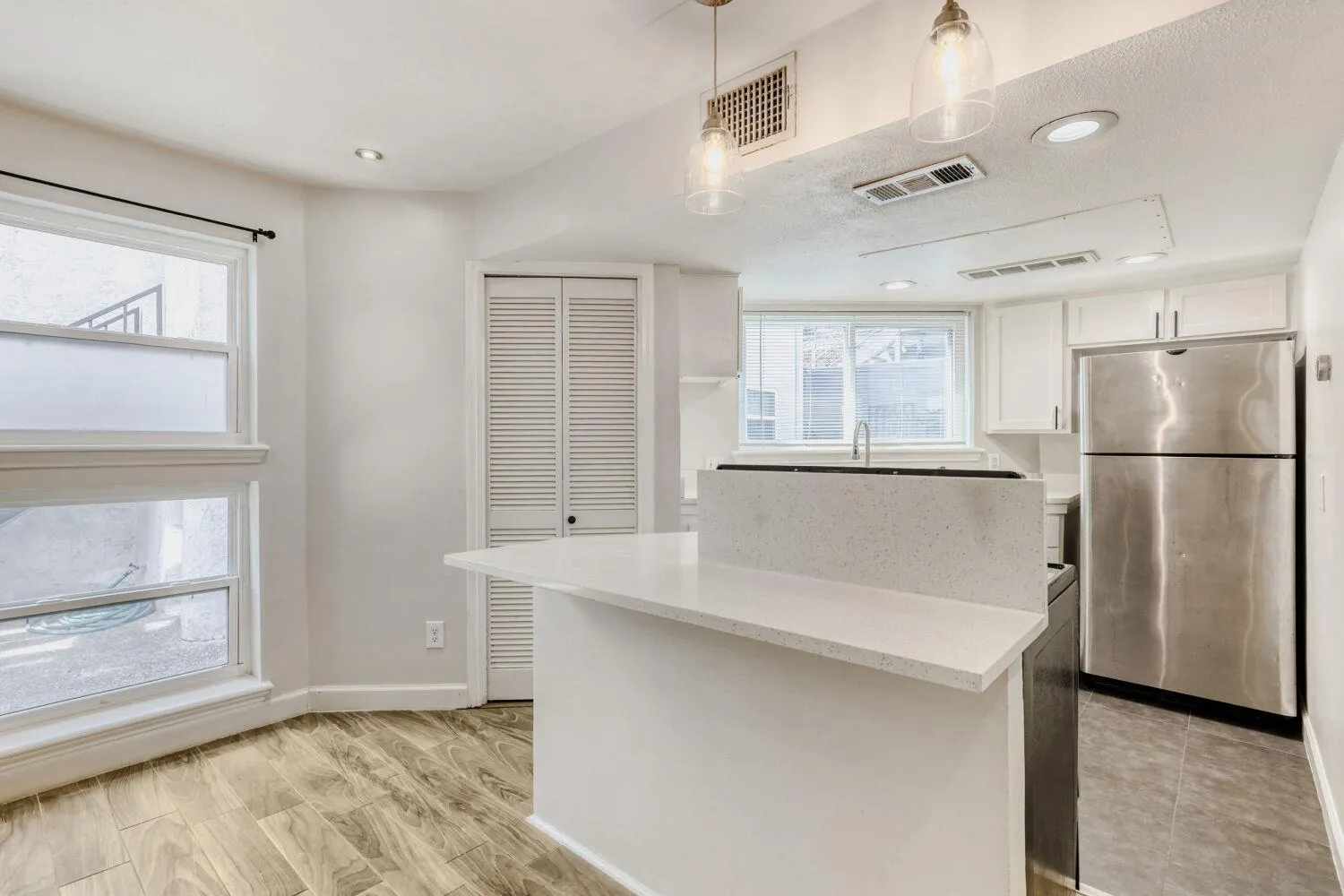 Photo 5 of 1500 WOODLAWN BLVD #105
