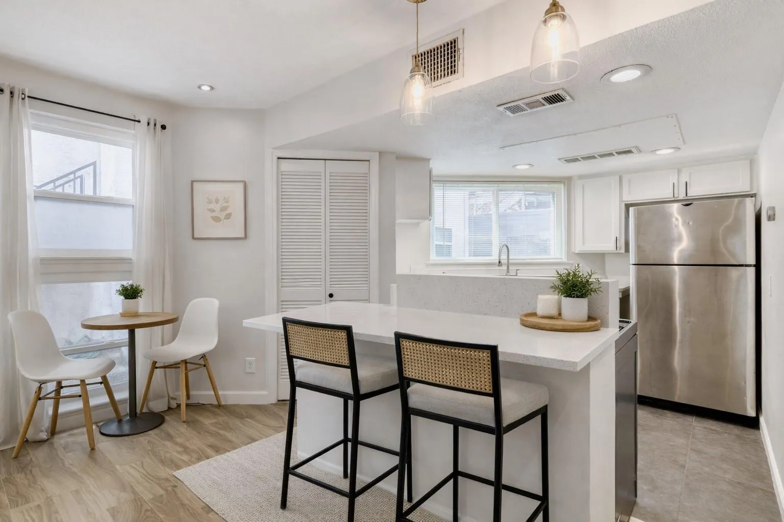 Photo 4 of 1500 WOODLAWN BLVD #105