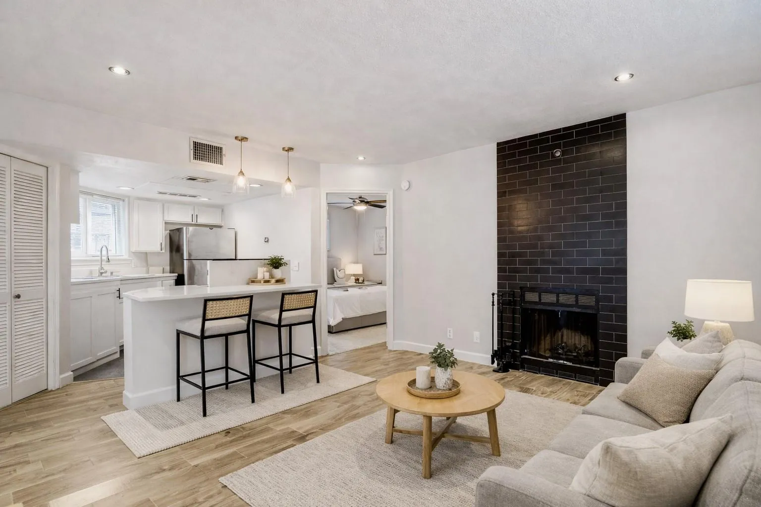 Photo 2 of 1500 WOODLAWN BLVD #105