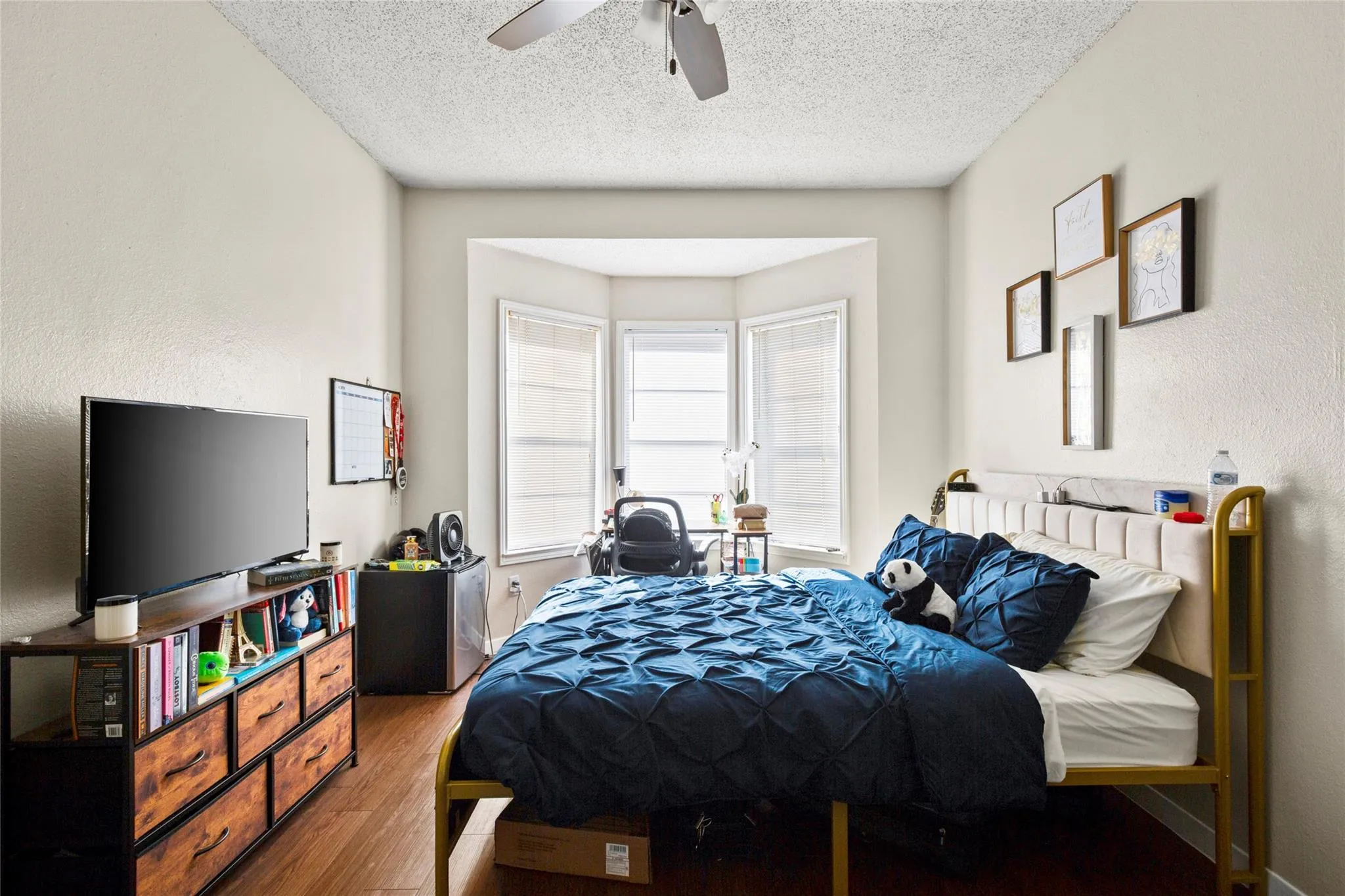 Photo 3 of 915 W 23RD ST #208