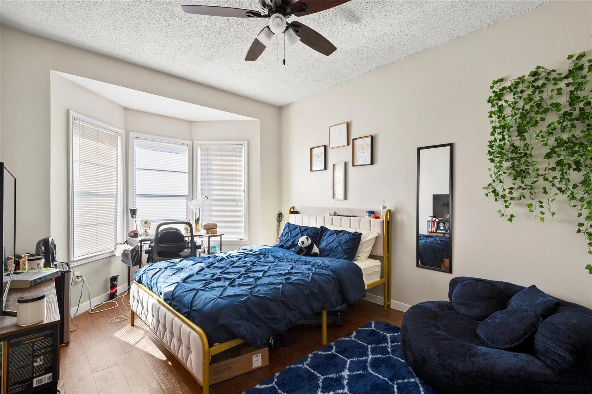 Photo 2 of 915 W 23RD ST #208
