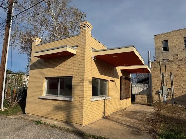 Photo 4 of 109 NE 2ND ST