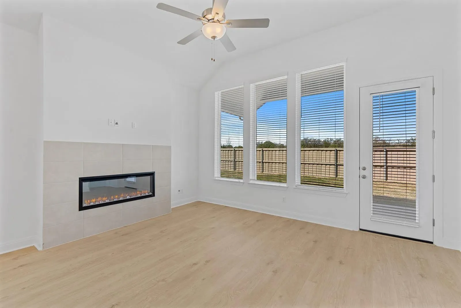 Photo 4 of 229 KINGSWOOD DR