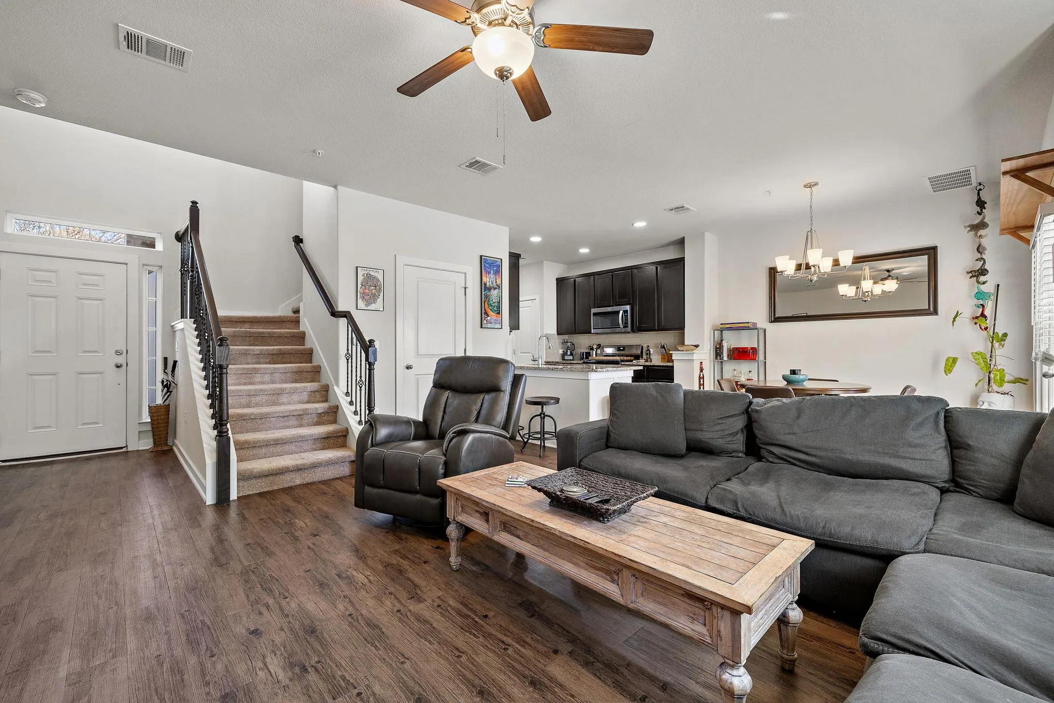 Photo 5 of 1101 E PARMER LN #318