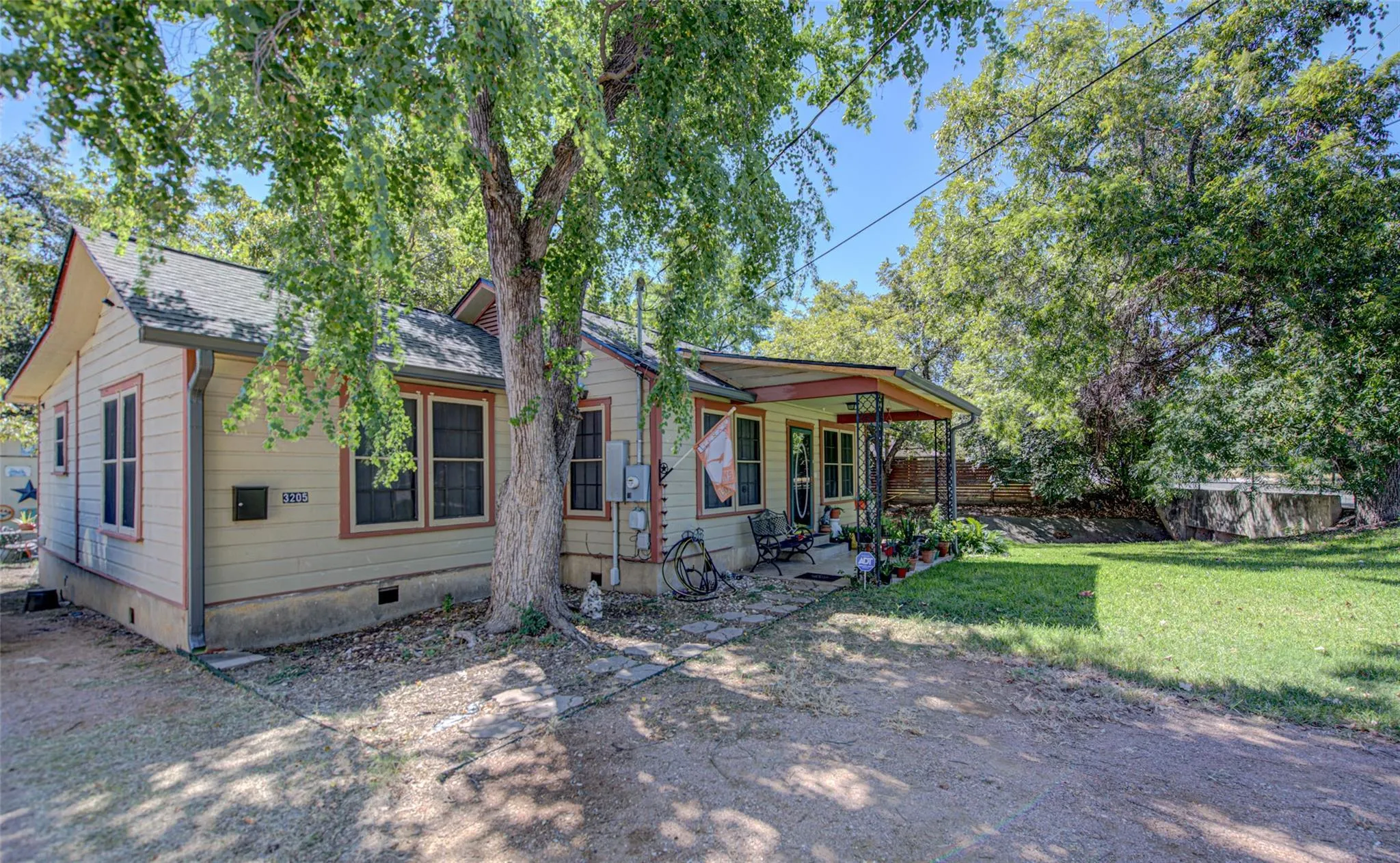 Photo 2 of 3205 MENCHACA RD