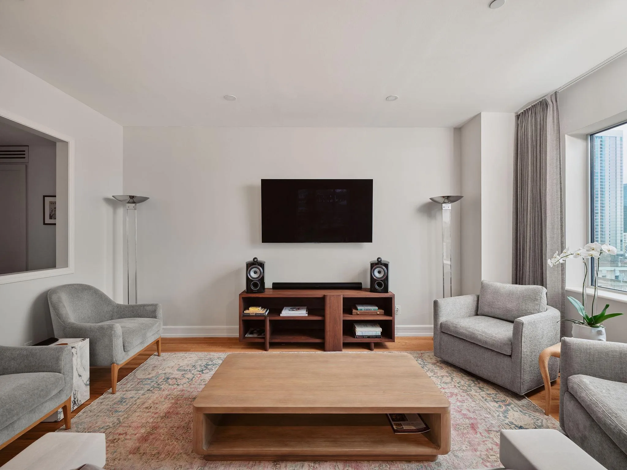 Photo 3 of 901 W 9TH ST #706