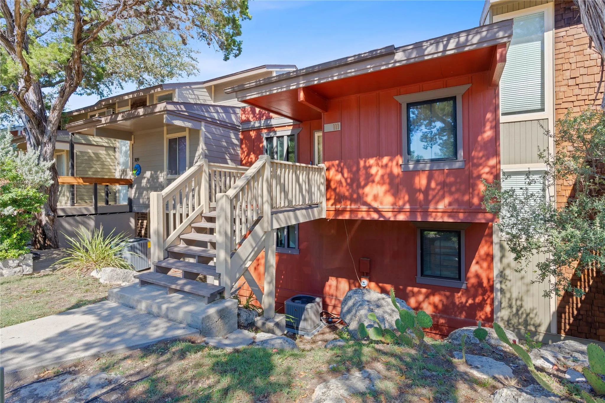 Photo 2 of 111 COMANCHE PT