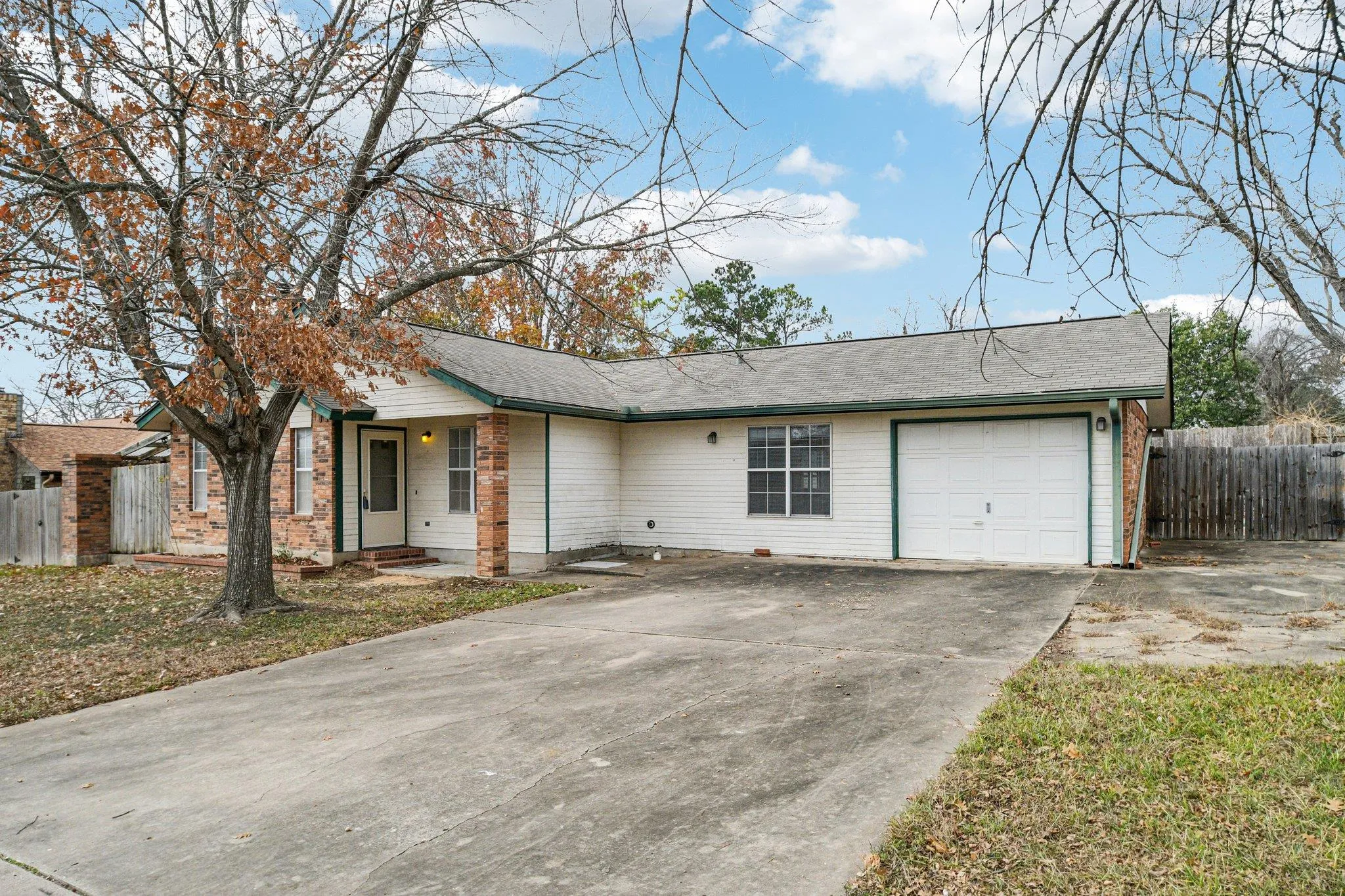 Photo 3 of 102 STUBBLEFIELD DR