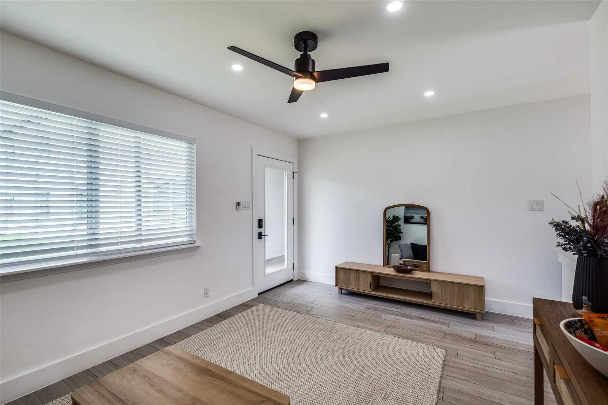 Photo 3 of 1200 E 52ND ST #204