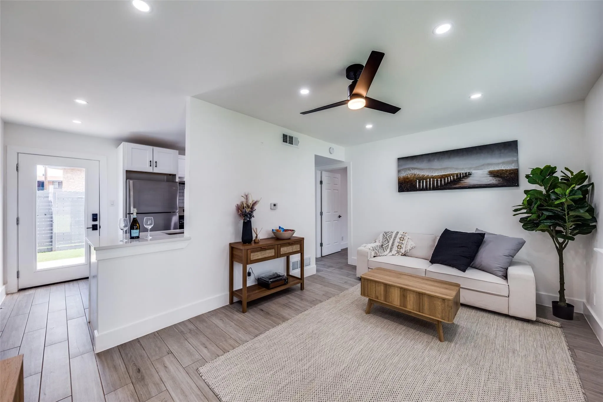 Photo 2 of 1200 E 52ND ST #204
