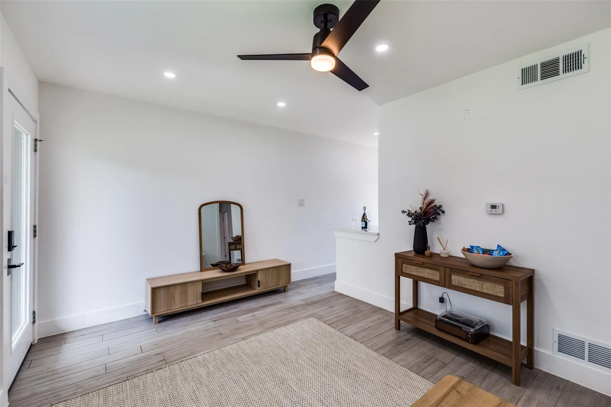 Photo 4 of 1200 E 52ND ST #204