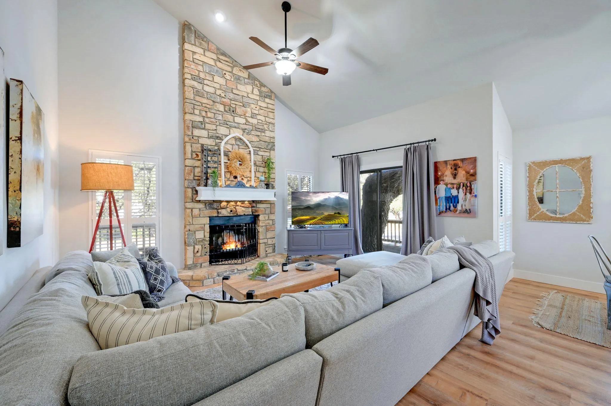 Photo 3 of 213 OVERLOOK CT