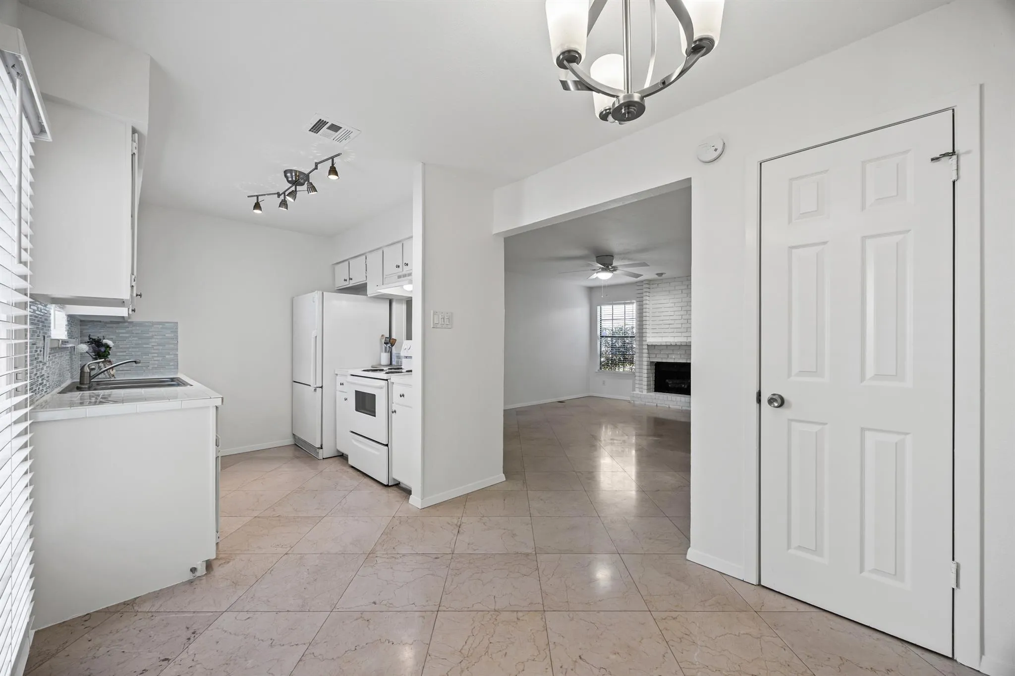Photo 5 of 8400 JAMESTOWN DR #226