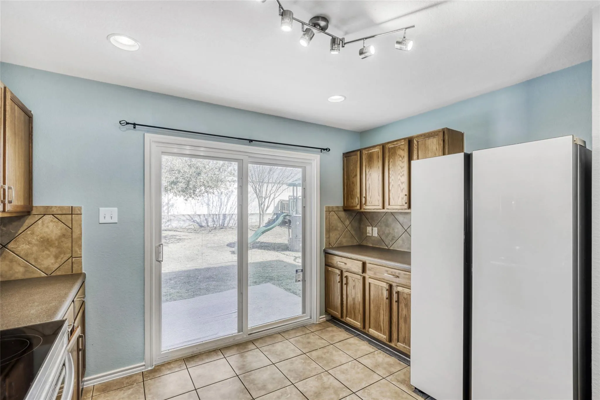 Photo 3 of 5624 COLINTON AVE