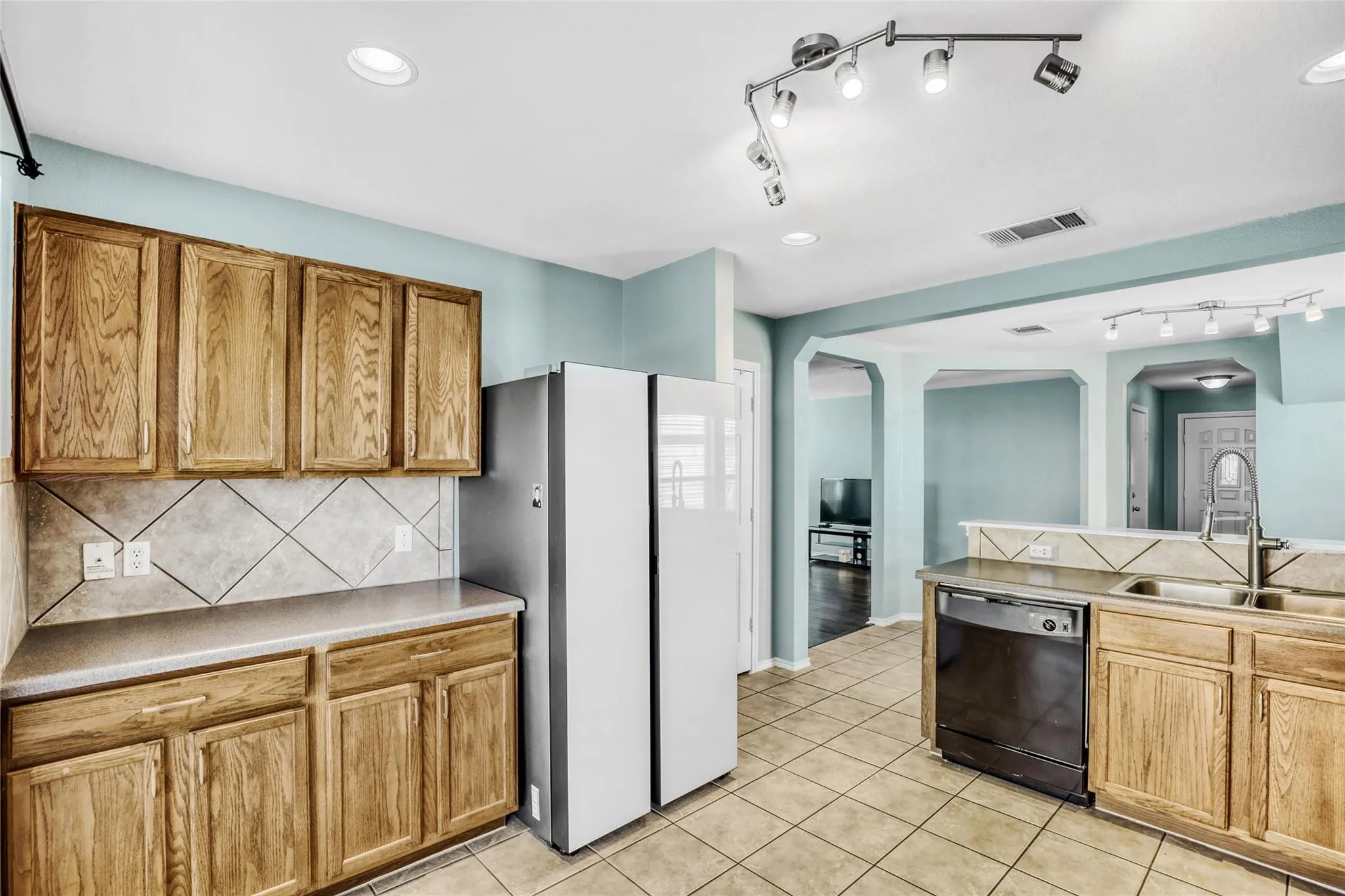 Photo 2 of 5624 COLINTON AVE