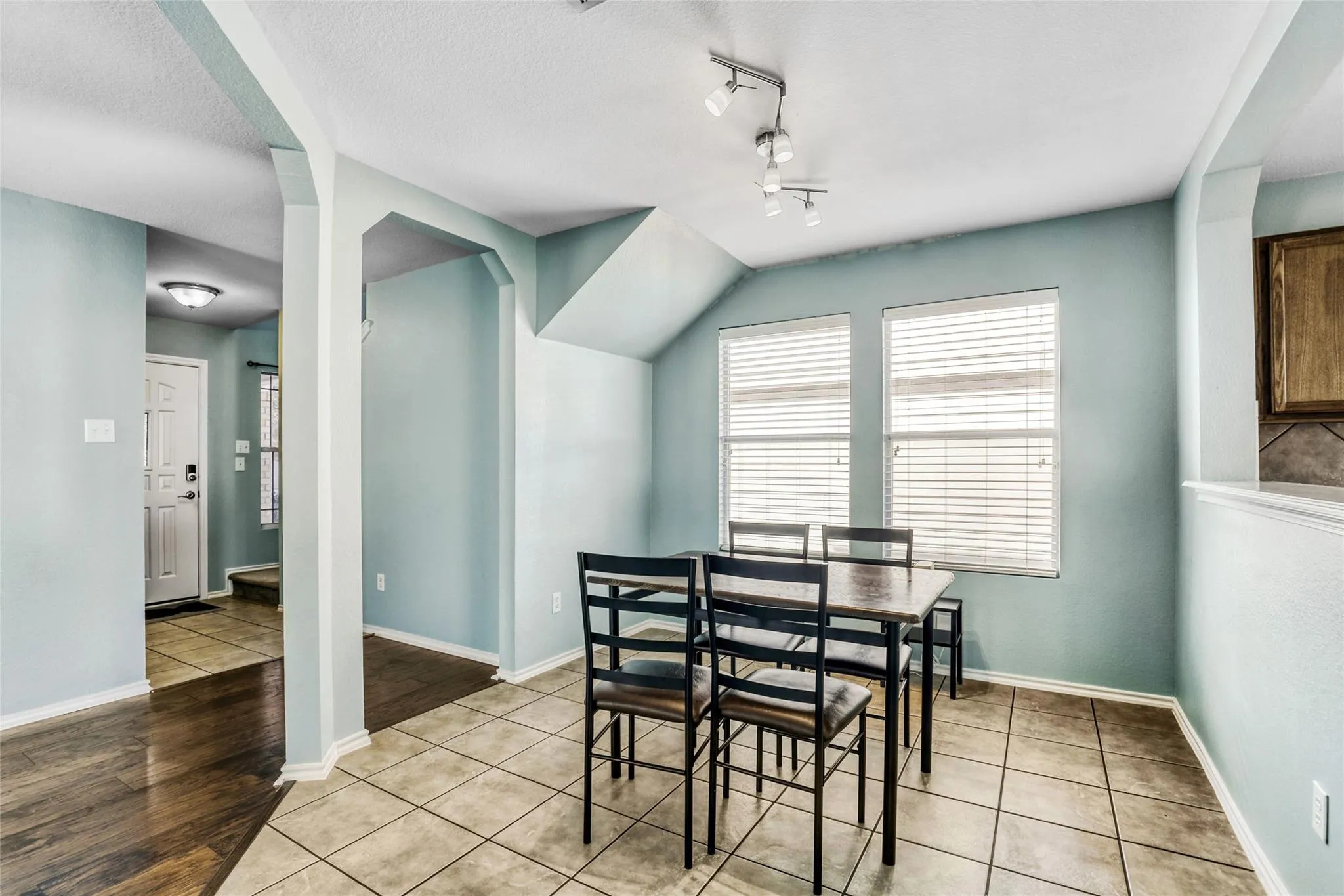 Photo 4 of 5624 COLINTON AVE