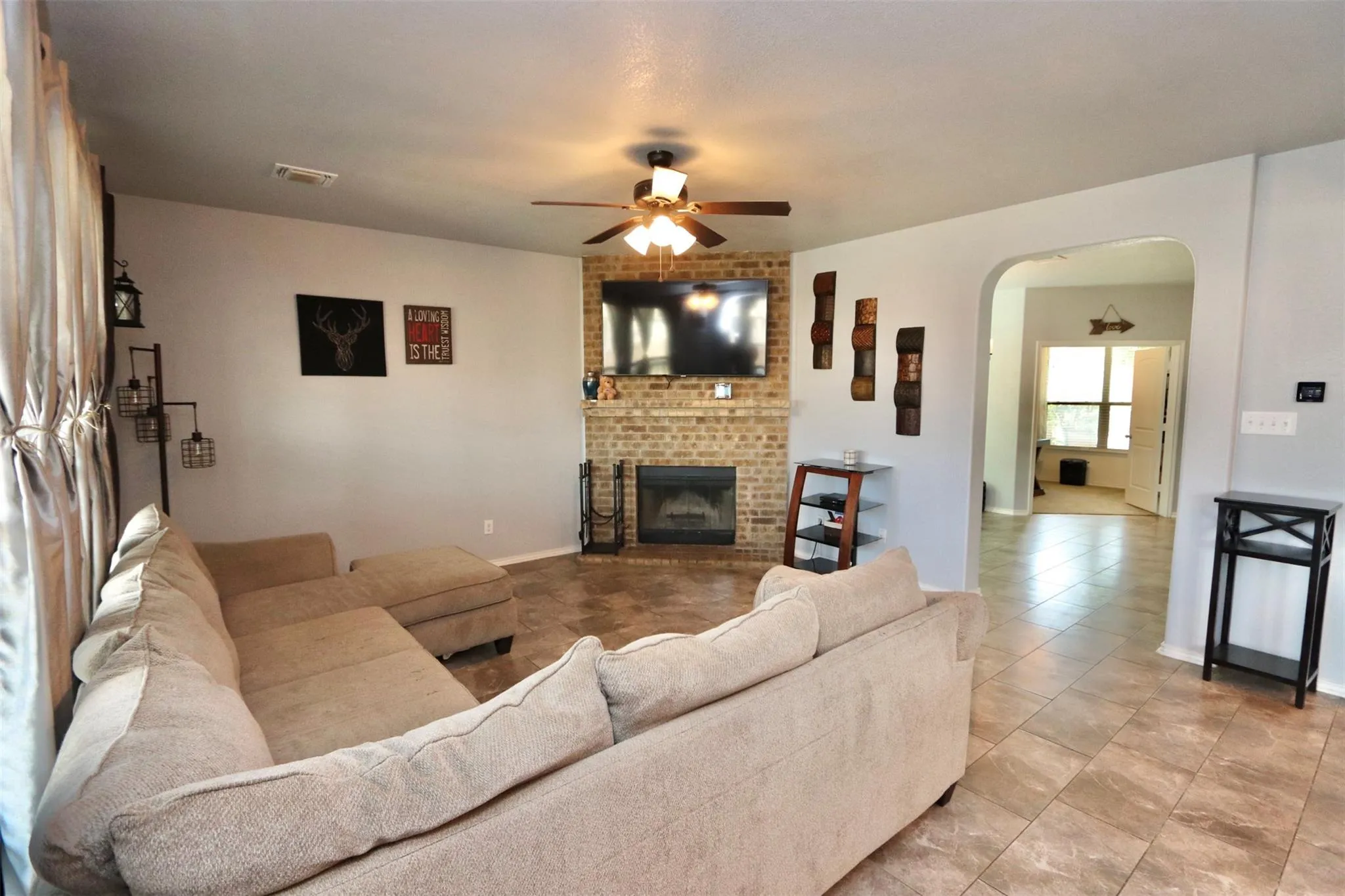 Photo 4 of 1712 UHLAND DR